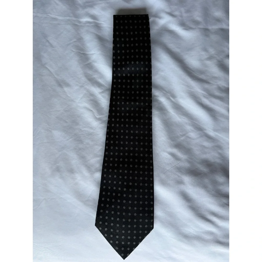 Donald J Trump Signature Collection Black Silk Geometric Floral Necktie 60 Inch